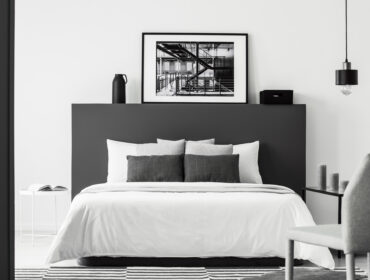 Igra kontrasta: crno-beli dekor u spavaćoj sobi