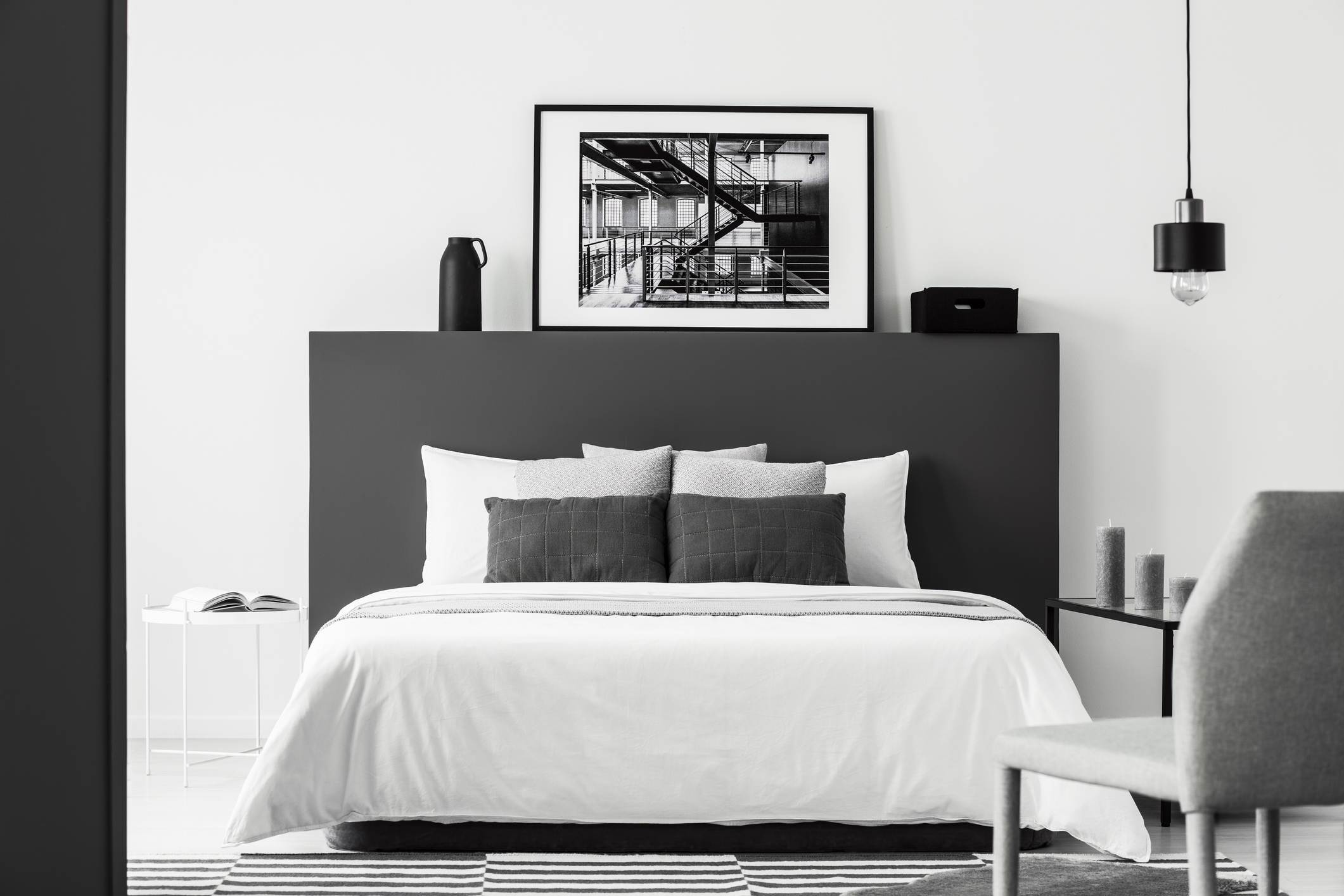 Igra kontrasta: crno-beli dekor u spavaćoj sobi