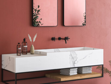 Energična crvena boja u kupatilu: Saveti dizajnera