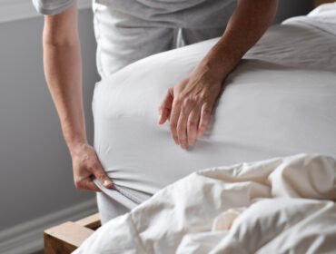Kako pravilno presaviti čaršav sa gumom za krevet za manje od 5 minuta